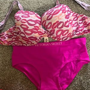 Victoria secert set bra size 32DD and new underwear size medium
